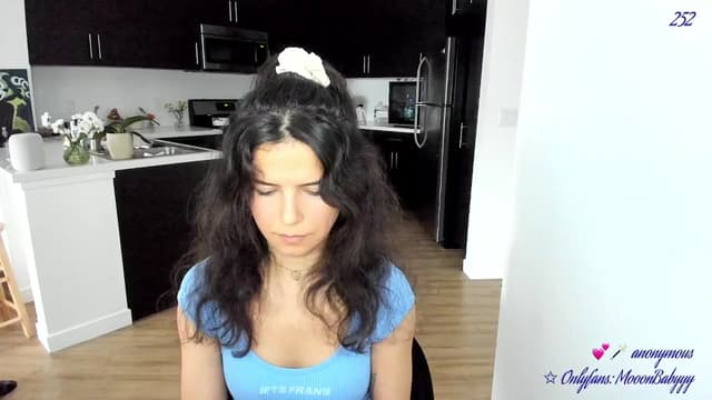 Gallery image thumbnail from vroom's myfreecams stream on, 05/05/2025, 24:02 image 5 of 20