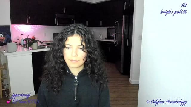 Gallery image thumbnail from vroom's myfreecams stream on, 05/18/2025, 06:32 image 8 of 20